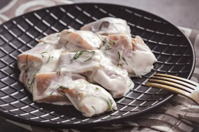 Harengs marinés dans une sauce crème à l’aneth