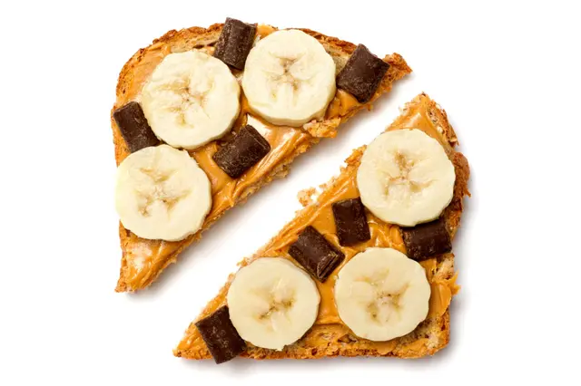 Bananes et chocolat sur sandwich au beurre de cacahuètes