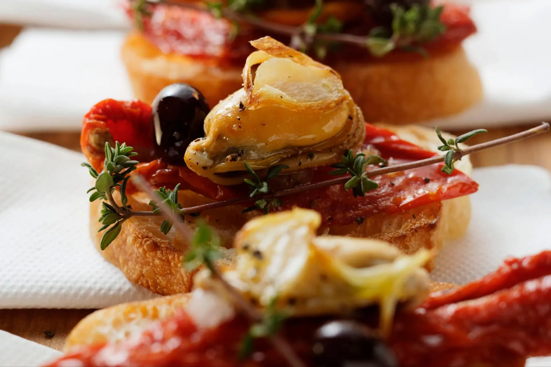 Crostini aux fruits de mer et aux tomates séchées