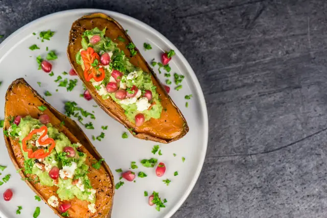 Patates douces au four avec guacamole, feta et grenade