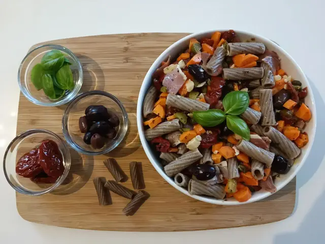 Salade de pâtes à l'italienne, basilic parmesan jambon