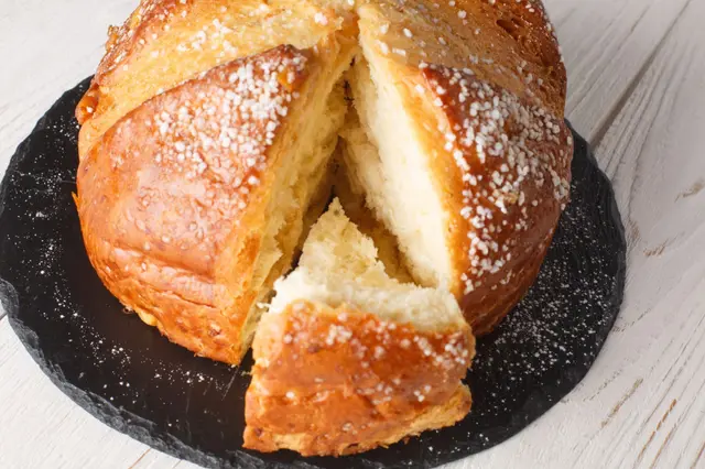 Brioche Mouna de Pâques à l’anis et à l'orange sucrée
