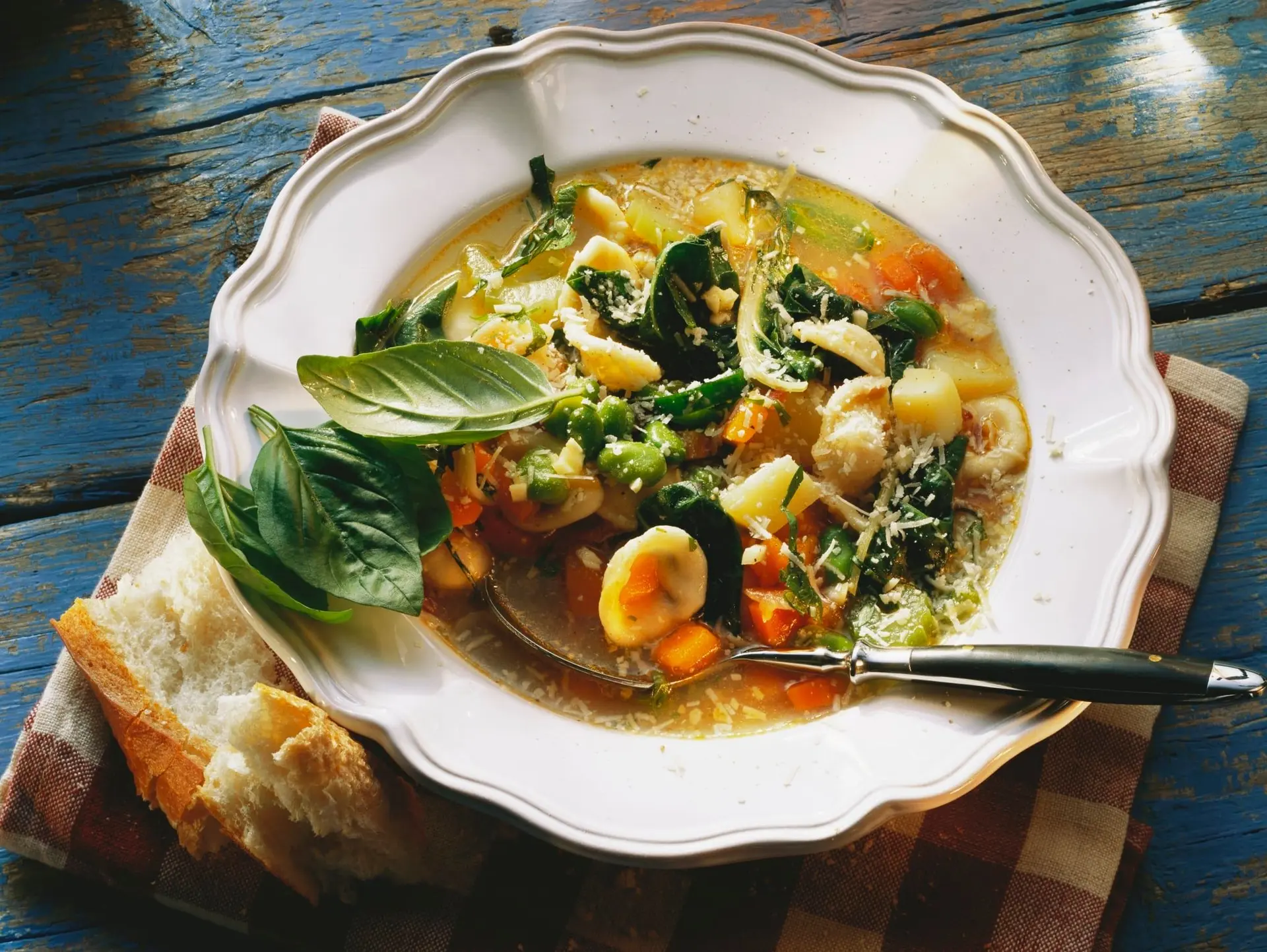 Minestrone au basilic et au parmesan