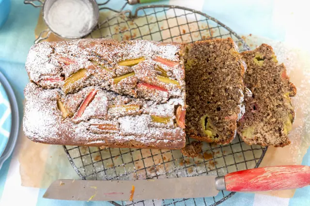 Pain de rhubarbe, framboise et noix de coco
