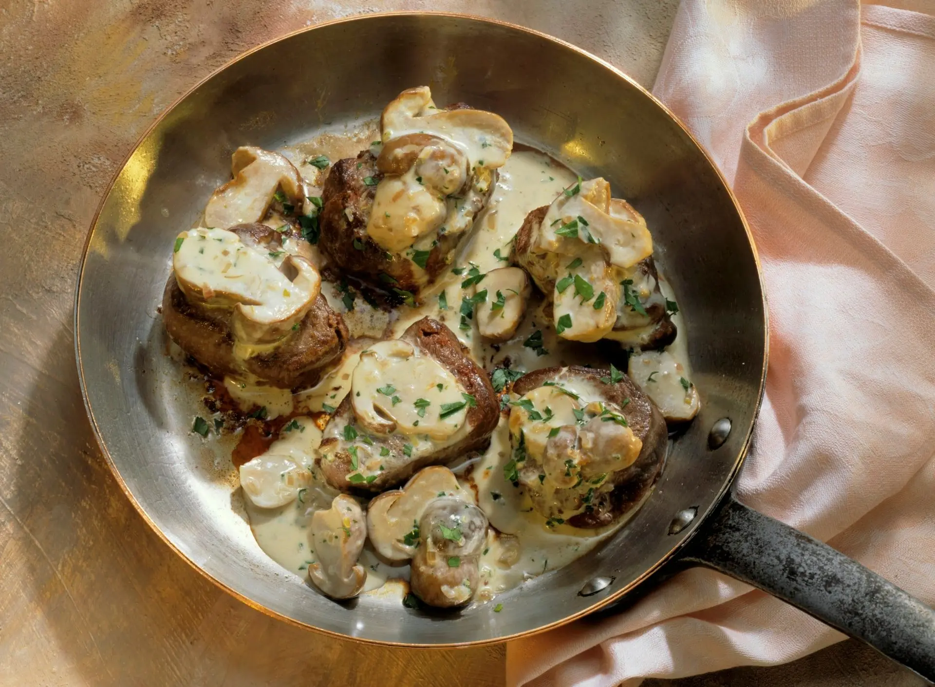 Filet de jeune chevreuil sauce crémeuse aux champignons forestiers