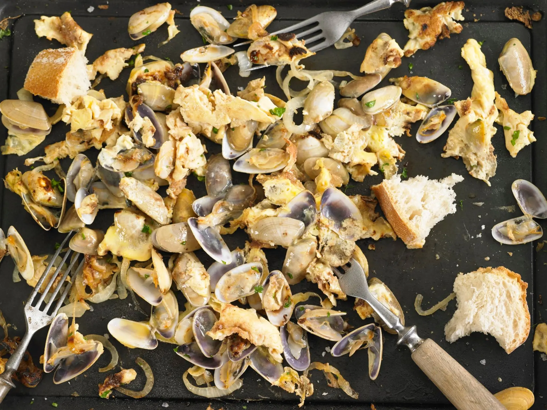 Œufs brouillés aux tellines et oignons à la plancha