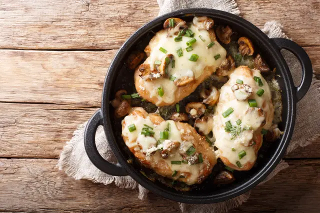 Poitrines de poulet lombardes aux champignons, oignons verts, mozzarella et parmesan