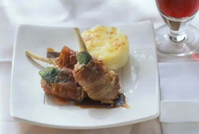 Côtelettes d'agneau à la sauge et au jambon