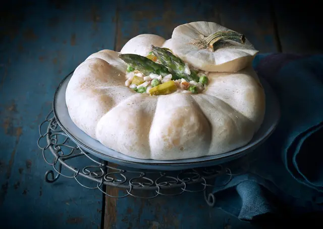 Pâtisson farci au riz, asperges et petits légumes