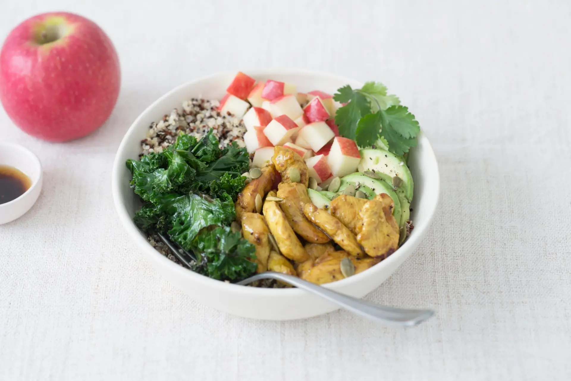 Poke bowl de poulet au chou kalé, quinoa, concombre et pomme