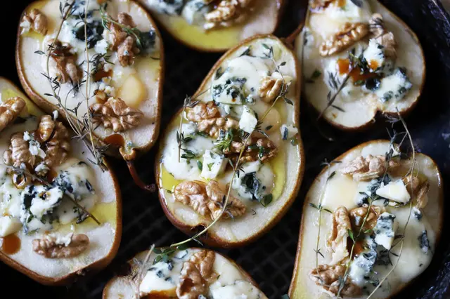 Poires rôties au roquefort et noix