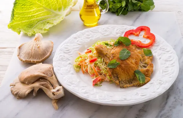 Huître chaude et champignons frais avec salade de chou frisé de Milan