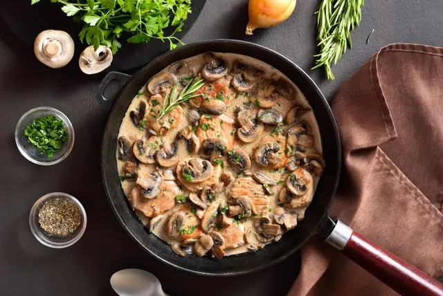 Médaillons de porc avec sauce aux champignons