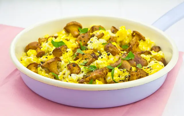 Œufs brouillés aux girolles