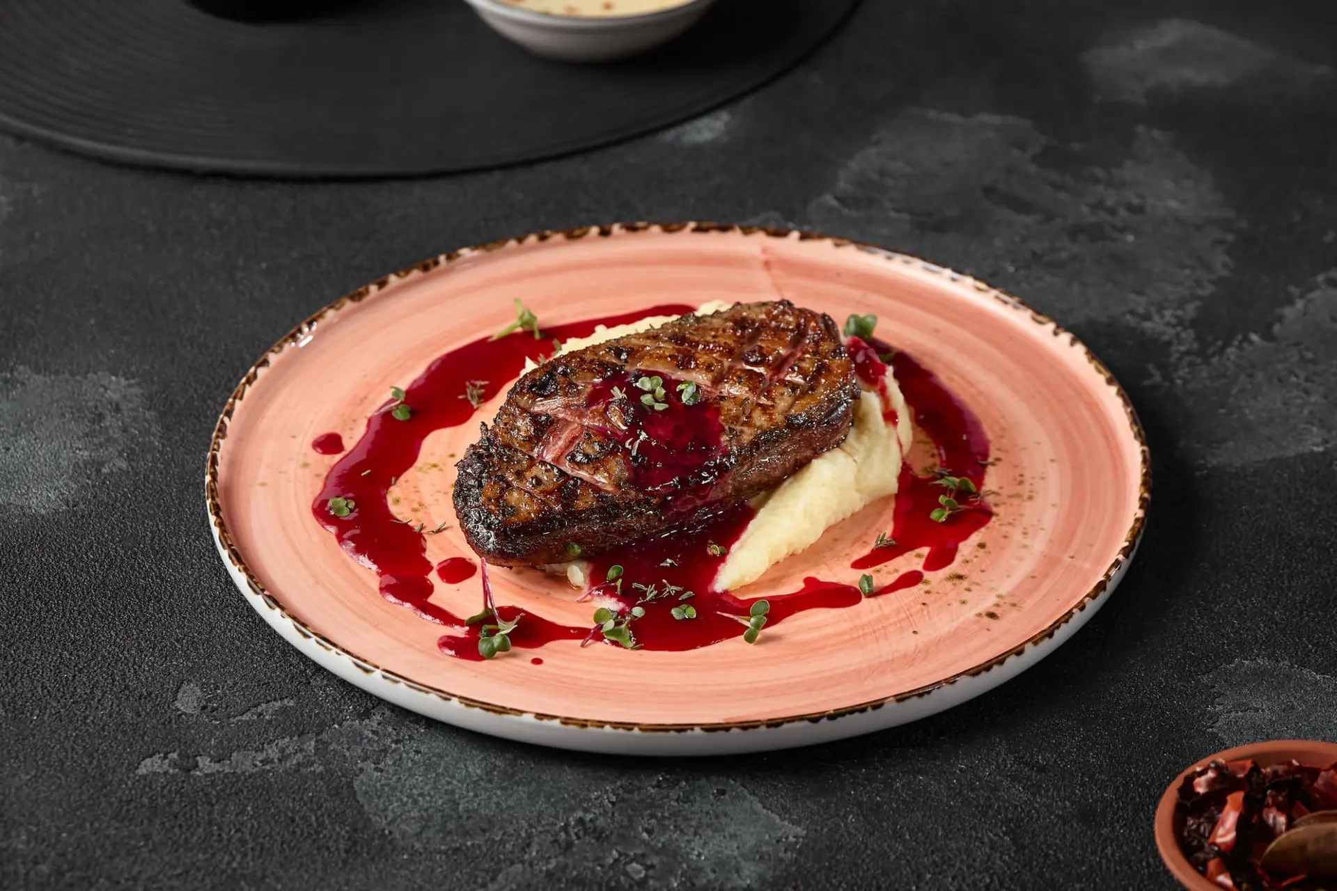 Filet de canard avec sauce aux baies et purée de pommes de terre