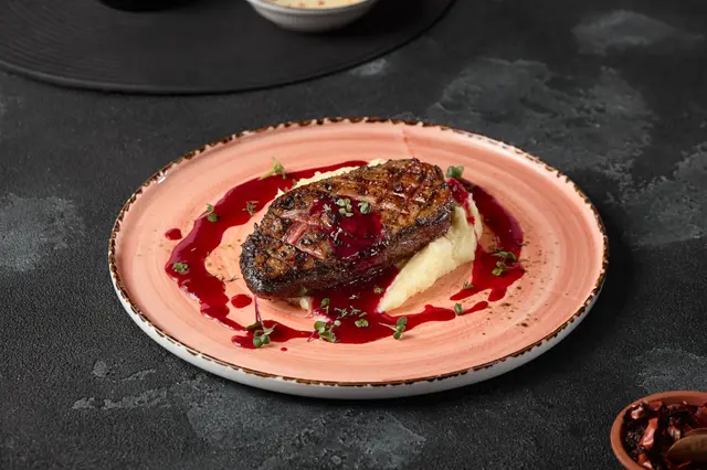 Filet de canard avec sauce aux baies et purée de pommes de terre