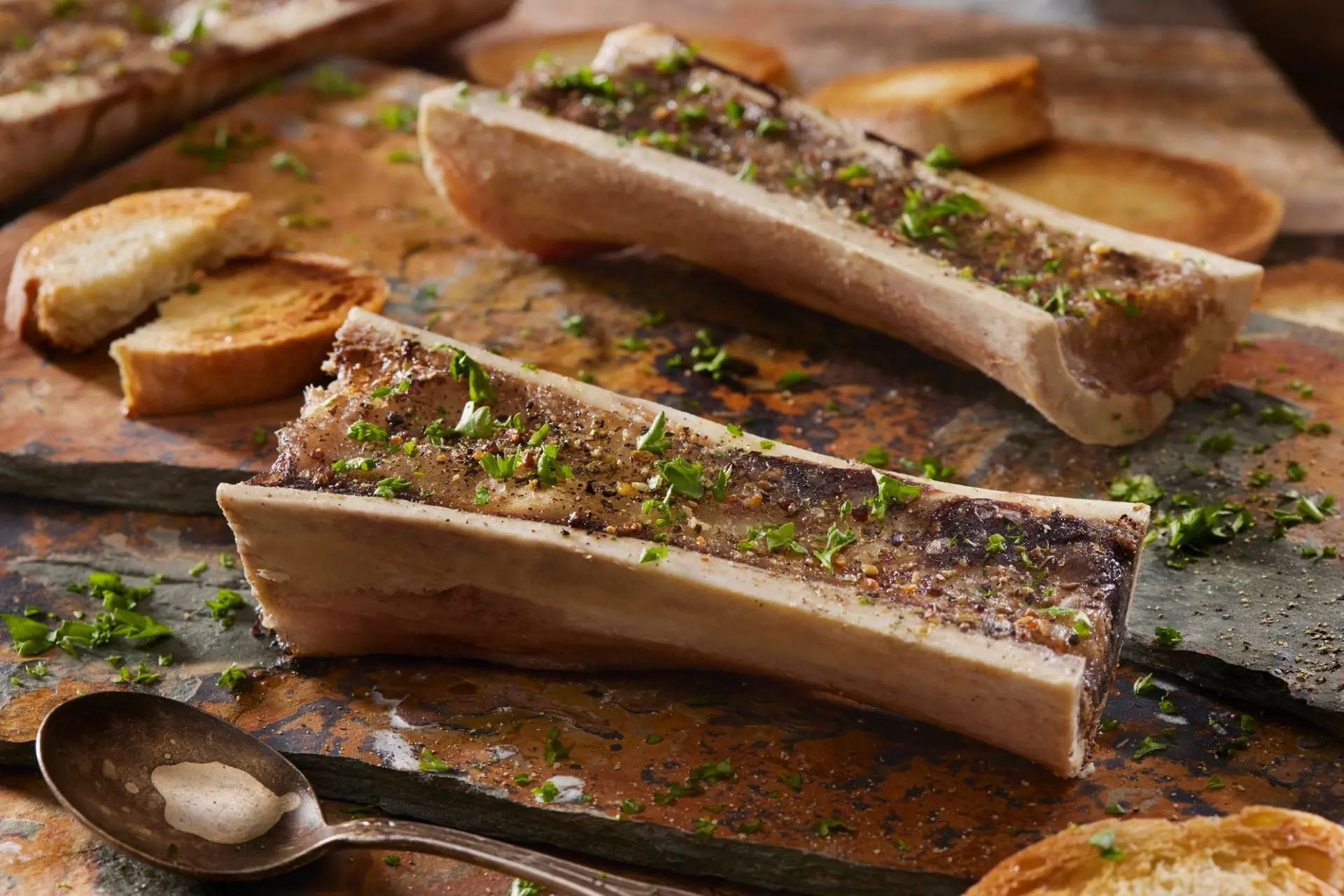 Os à moelle de bœuf rôti avec sel et poivre