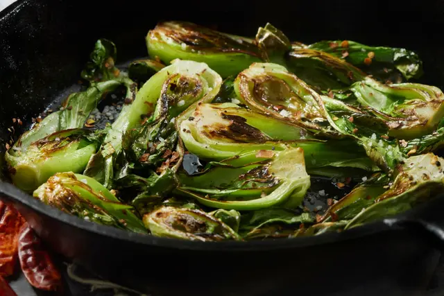 Baby bok choy sauté à l’ail