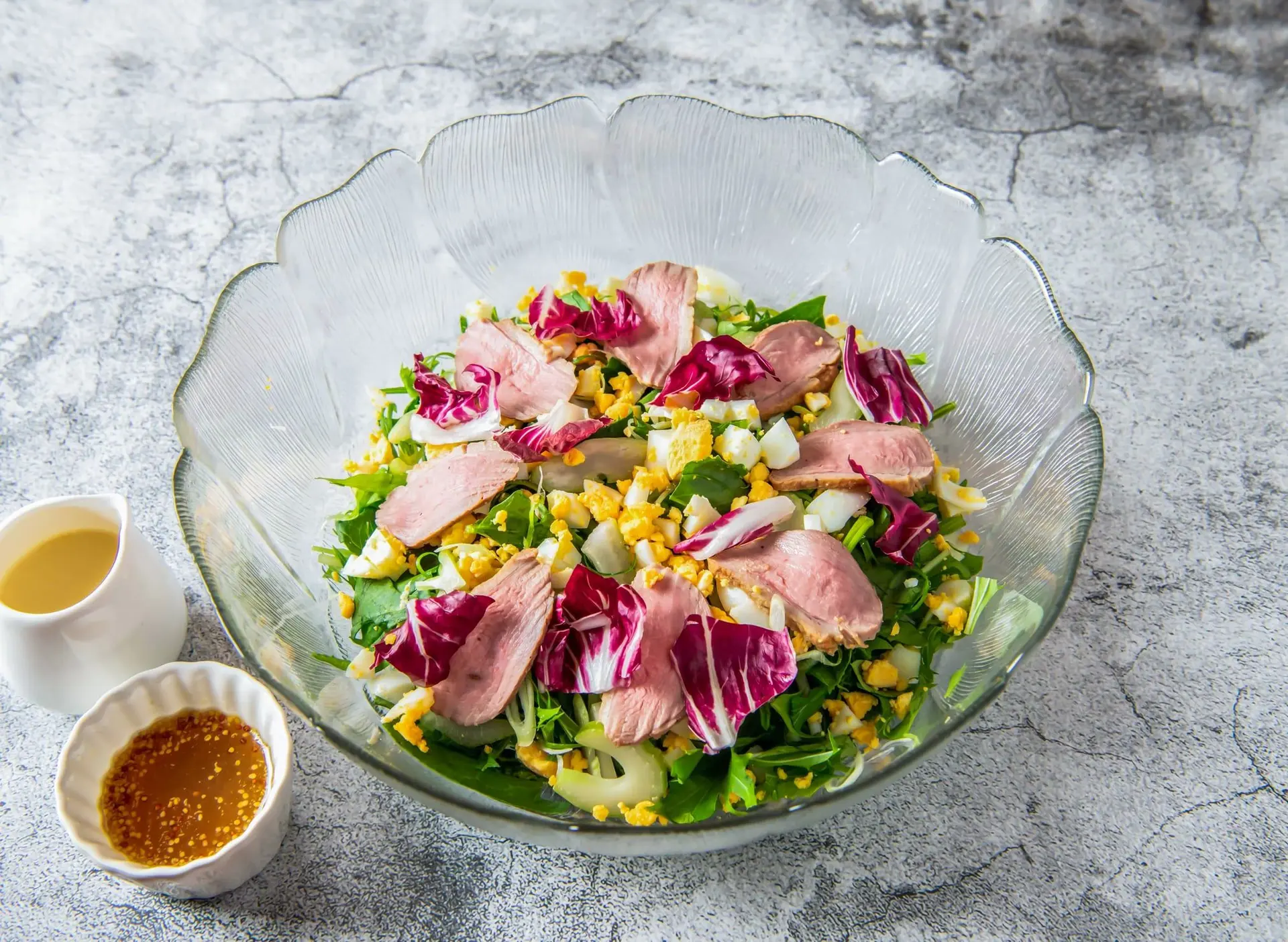 Salade de canard avec légumes verts, chicorée et œufs