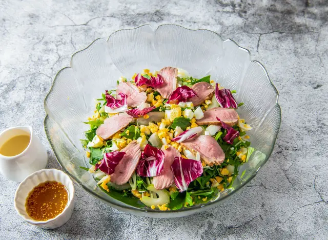 Salade de canard avec légumes verts, chicorée et œufs