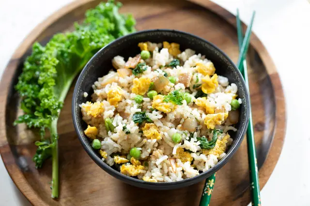 Riz sauté au chou kale, œuf, petit pois et épinard