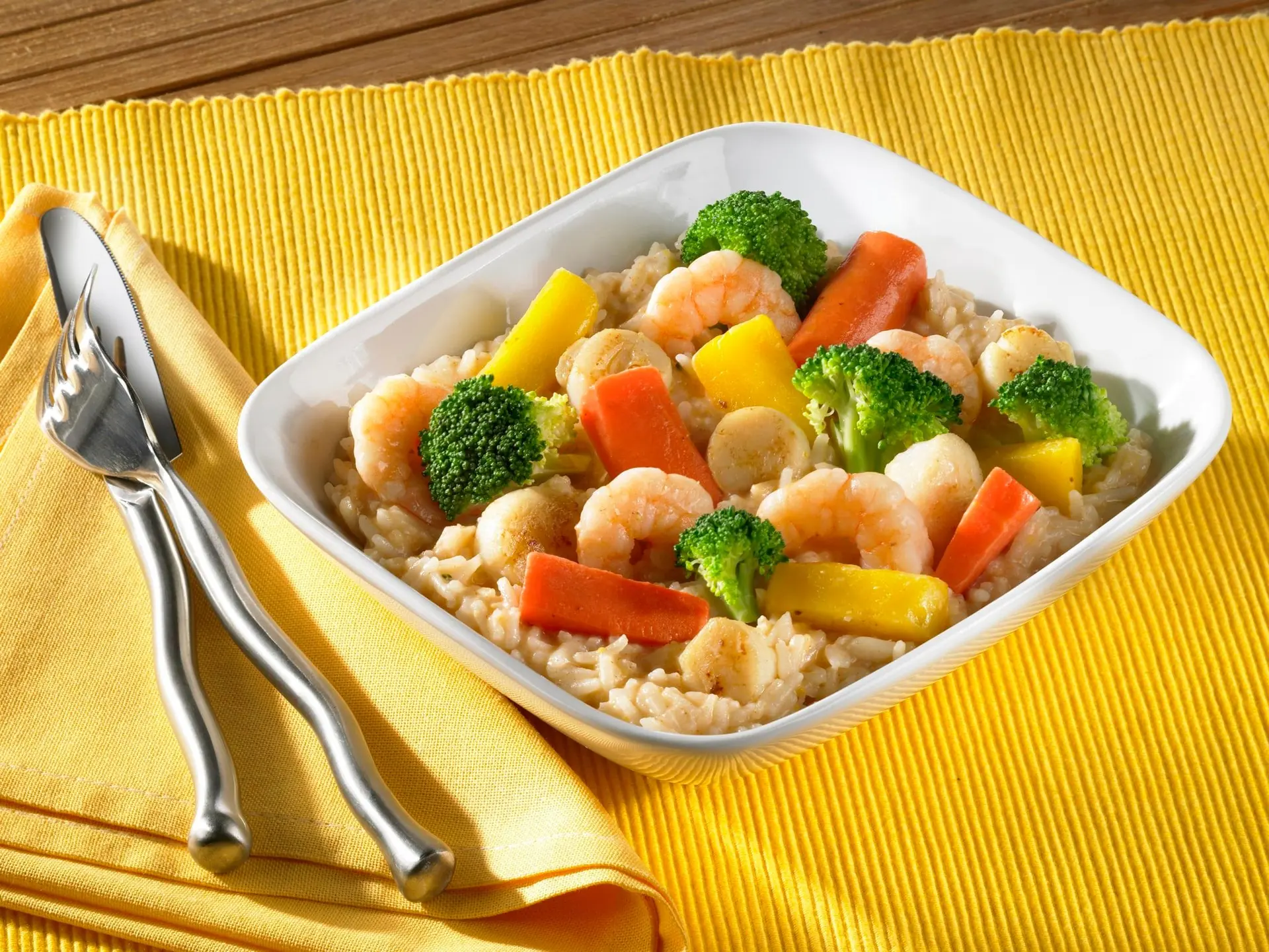 Risotto aux noix de Saint-Jacques, gambas et légumes croquants