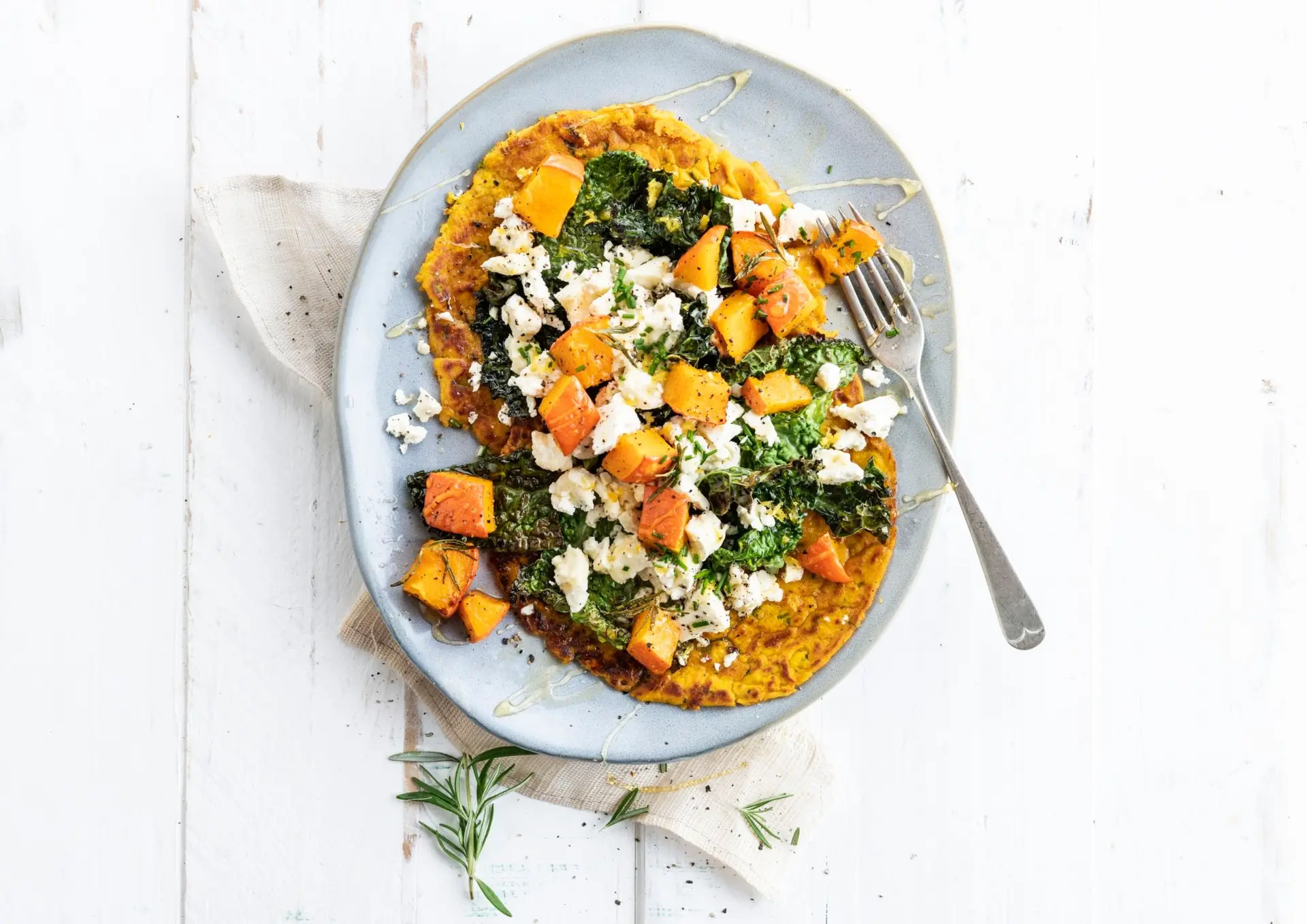 Pancake à la citrouille, feta et chou kale croustillant
