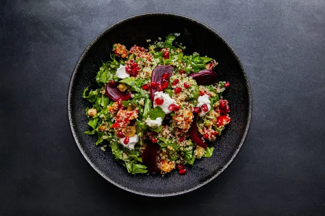 Salade de quinoa avec racines de betteraves et épinards