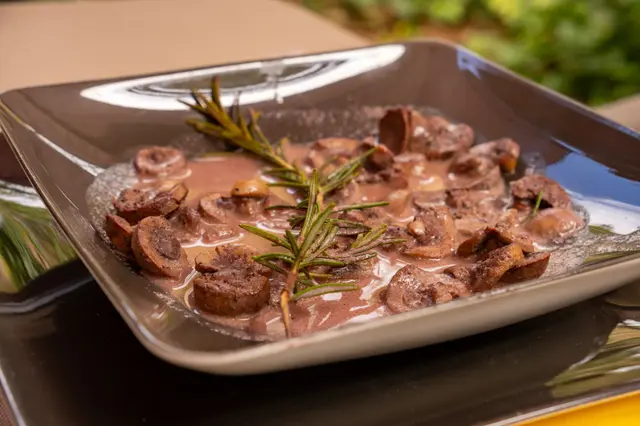 Rognons d’agneau rôtis à la crème de vin rouge