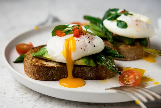 Recette tartines grillées oeufs pochés asperges et tomate