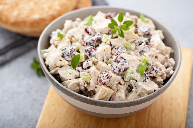 Salade de poulet aux cerises sèches