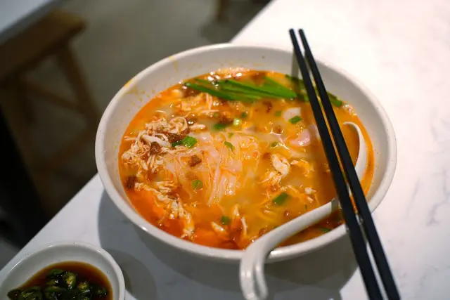 Soupe de nouilles de riz plates au poulet (Kai See Hor Fun)