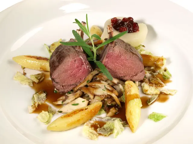 Longe de cerf aux légumes et champignons sur sauce aux canneberges