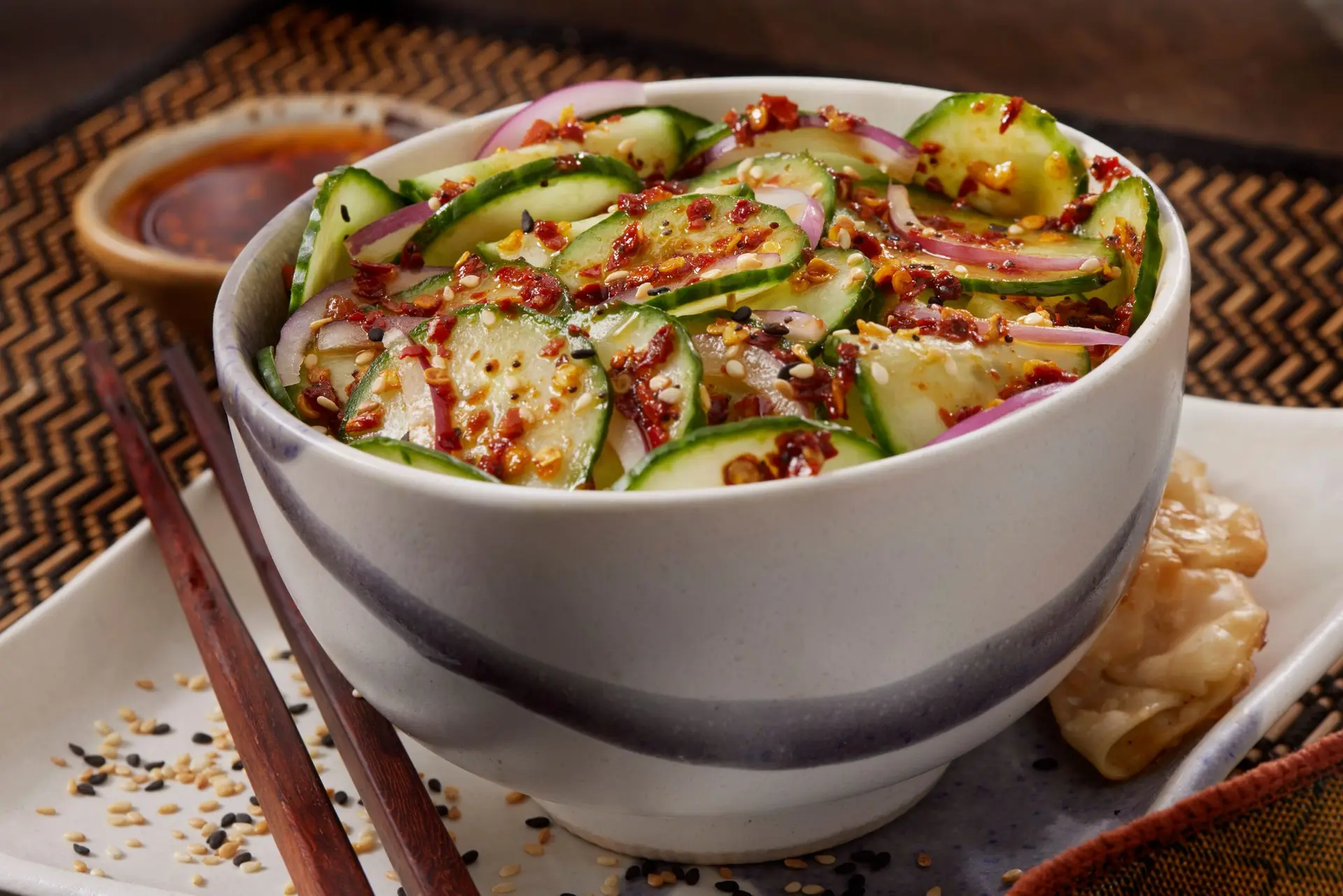 Salade de concombre et oignon rouge à l'asiatique
