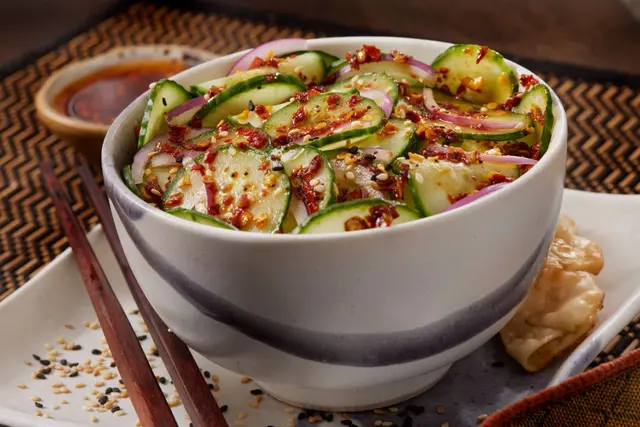 Salade de concombre et oignon rouge à l'asiatique