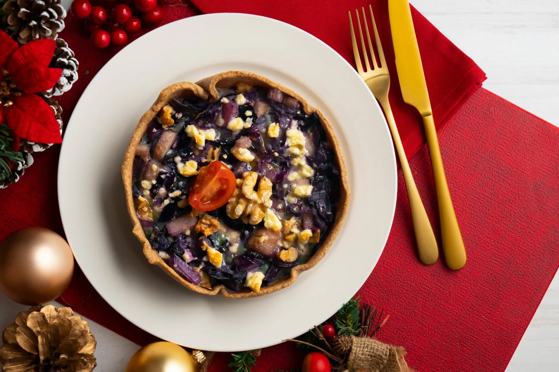 Quiche végétalienne aux légumes et au chou rouge