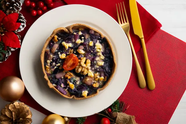 Quiche végétalienne aux légumes et au chou rouge