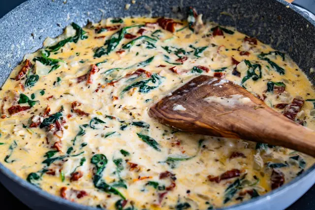 Sauce toscane - crème, parmesan, épinards et tomates séchées