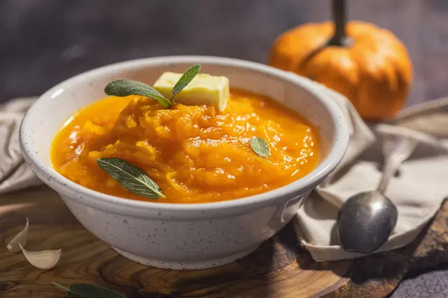 Soupe à la crème de potiron maison avec de la sauge