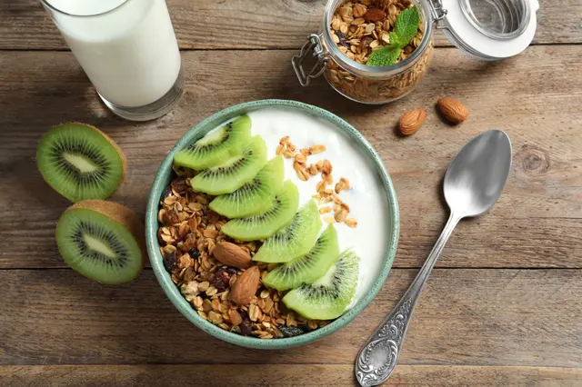 Granola au yaourt et au kiwi tranché