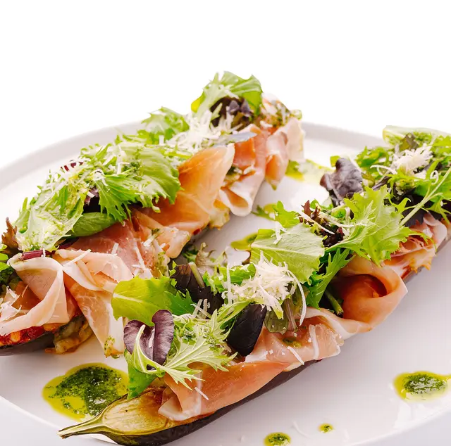 Aubergine avec prosciutto, salade et parmesan