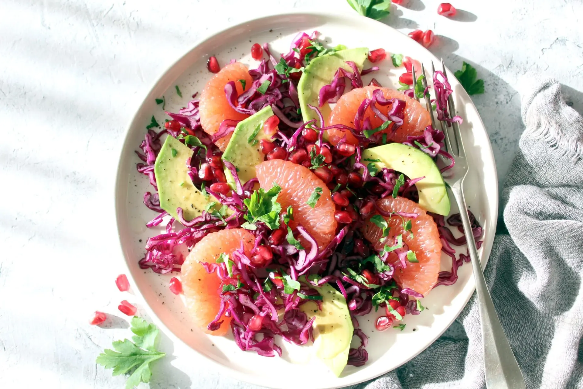 Salade de chou rouge à l’avocat, pamplemousse et grenade