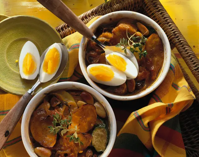 Ragoût de pain mexicain aux légumes, bananes plantains et œufs