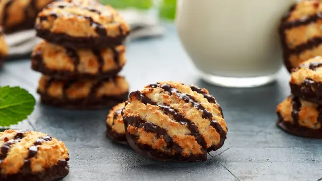 Macarons de noix de coco avec filet de chocolat sans gluten