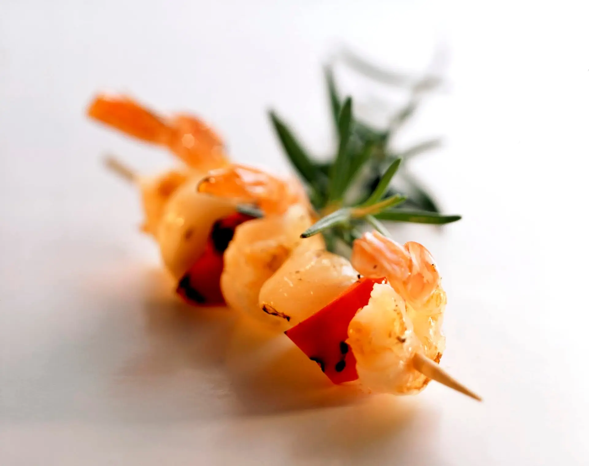 Brochettes de crevettes et de légumes au romarin