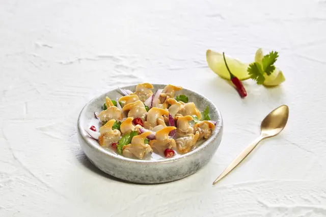 Ceviche de coques au citron vert, coriandre et piment