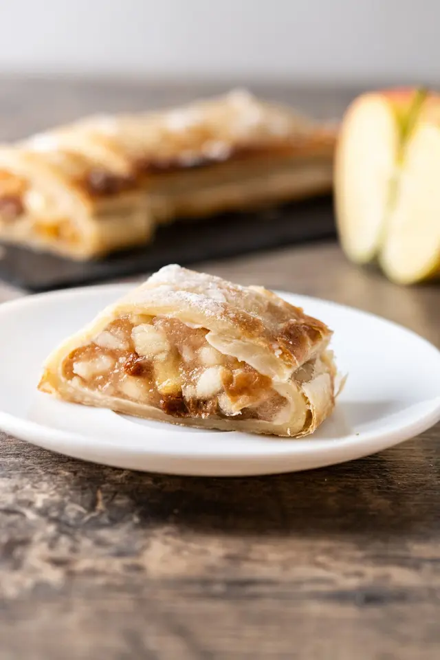 Hausgemachte Apfelstrudel aux pommes sucrées, raisins secs, cannelle et noix