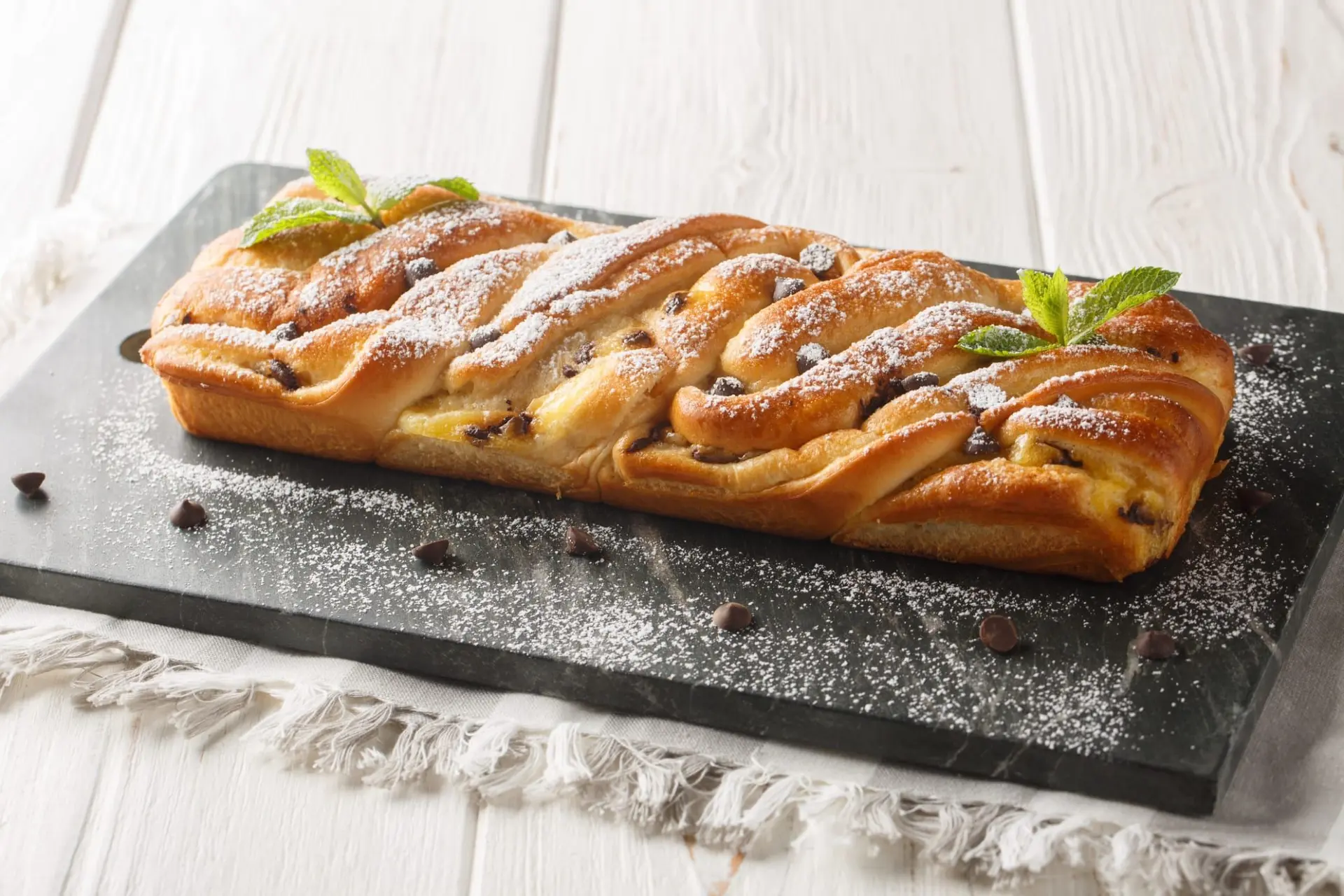 Brioche sucrée aux pépites de chocolat et à la crème anglaise