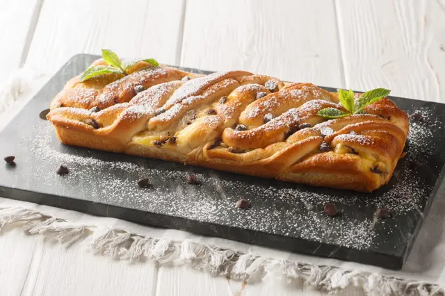 Brioche sucrée aux pépites de chocolat et à la crème anglaise