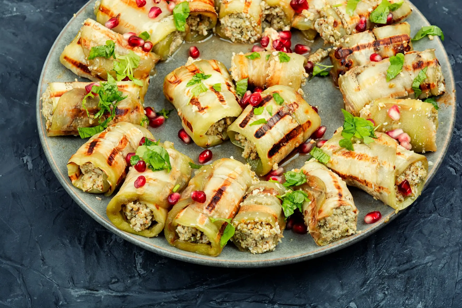 Rouleaux d'aubergines farcies